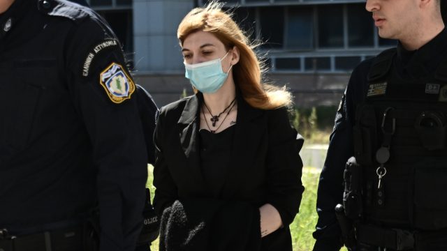 Πισπιρίγκου: «Κοιτάξτε τις κόρες μου γιατί θα σας στοιχειώνουν» – Μορφασμοί και γέλια στη δίκη της