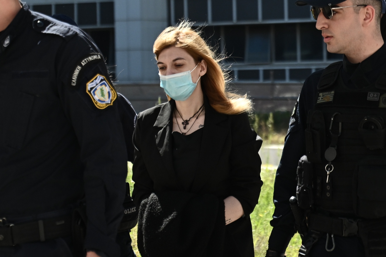 Πισπιρίγκου: «Κοιτάξτε τις κόρες μου γιατί θα σας στοιχειώνουν» – Μορφασμοί και γέλια στη δίκη της