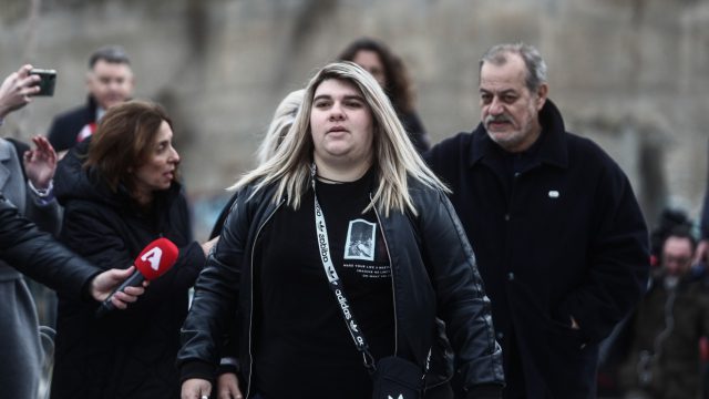 Αδελφή Ρούλας Πισπιρίγκου στην κηδεία Κούγια: «Η πρώτη αγκαλιά που θα κάνει, θα είναι στα παιδάκια μας»