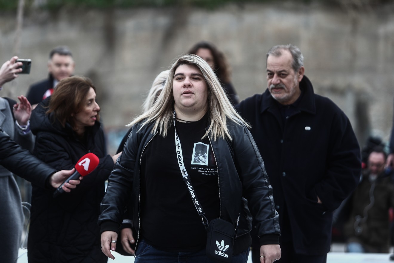 Αδελφή Ρούλας Πισπιρίγκου στην κηδεία Κούγια: «Η πρώτη αγκαλιά που θα κάνει, θα είναι στα παιδάκια μας»