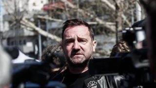 Νίκος Πλακιάς: Η συγκλονιστική στιγμή που αγκαλιάζει μαθήτρια που διαδηλώνει για τα Τέμπη