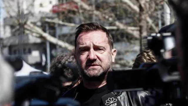 Νίκος Πλακιάς: Η συγκλονιστική στιγμή που αγκαλιάζει μαθήτρια που διαδηλώνει για τα Τέμπη