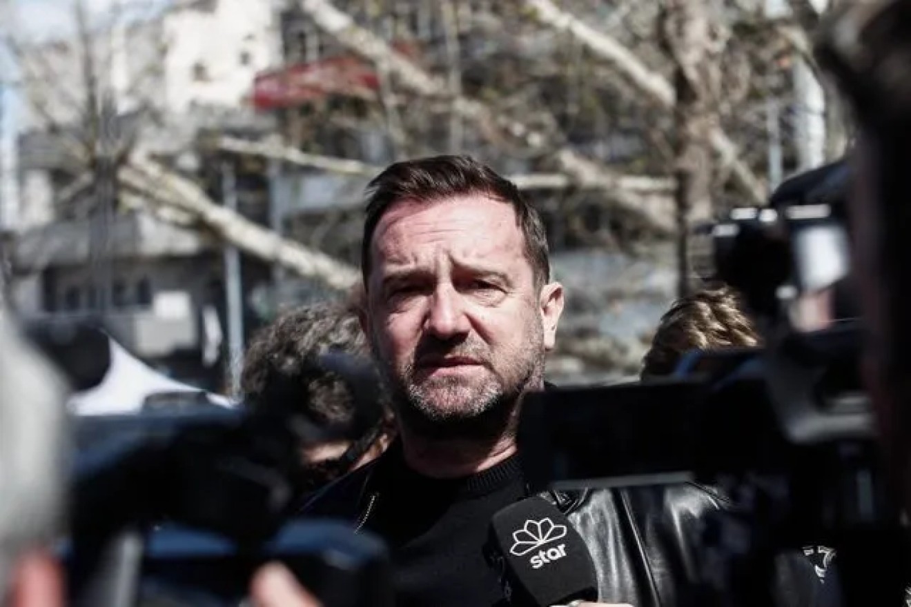 Νίκος Πλακιάς: Η συγκλονιστική στιγμή που αγκαλιάζει μαθήτρια που διαδηλώνει για τα Τέμπη