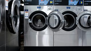 Πλυντήριο ρούχων: Εξαφάνισε σε 10 λεπτά τη μούχλα στη πόρτα με 3 απλά υλικά