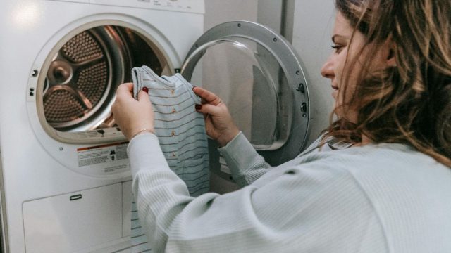 Πλυντήριο ρούχων: 7 πράγματα που το καταστρέφουν, αλλά συνεχίζουμε να τα πλένουμε
