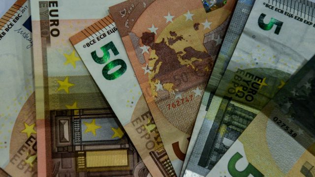 «Μπαράζ» πληρωμών σε χιλιάδες δικαιούχους: Όσοι θα δουν χρήματα στους λογαριασμούς τους μέχρι τις 14 Μαρτίου