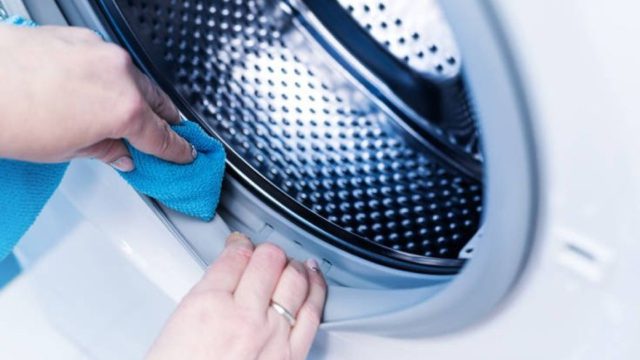 5 tips για να καθαρίσετε τη μούχλα και τη βρωμιά από το πλυντήριό σας