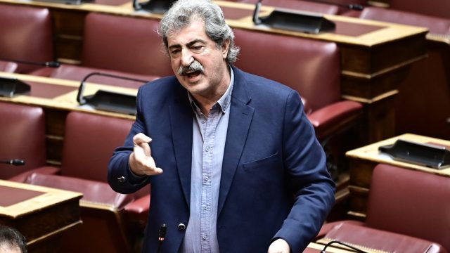 Δύσπιστος, πολύ δύσπιστος ο Πολάκης με πρόσφατη δημοσκόπηση