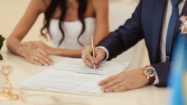 Σαν σήμερα ψηφίστηκε στη Βουλή το νομοσχέδιο για τον πολιτικό γάμο – Αντιδράσεις από την Εκκλησία