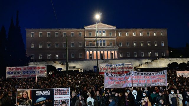 Λαοθάλασσα σε νέες συγκεντρώσεις για τα Τέμπη: «Δικαιοσύνη» ζητούν οι πολίτες – Όλοι ξανά στους δρόμους