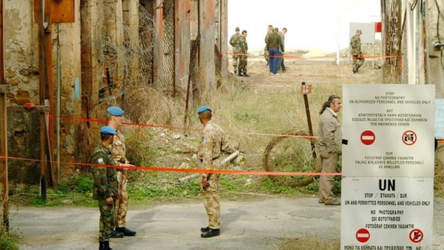 Η Κύπρος είχε αρχίσει να διχοτομείται πολύ νωρίτερα: Όταν οι δυνάμεις του ΟΗΕ αποβιβάστηκαν και οι Τούρκοι έδωσαν εντολή εισβολής
