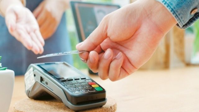 Προπληρωμένη κάρτα: Ποια επιδόματα εντάσσονται στο νέο πλαίσιο – Πώς να την αποκτήσετε