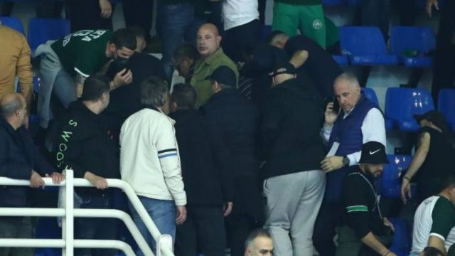 Διακοπή στο Παναθηναϊκός – ΠΑΟΚ: Φίλαθλος μεταφέρθηκε εκτός γηπέδου με φορείο