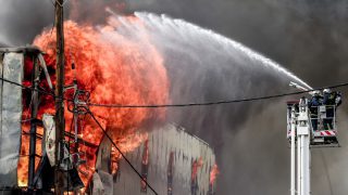 Μεγάλη νύχτα στο Ηράκλειο: Ολοσχερώς κάηκε το εργοστάσιο, τιτάνιο έργο της Πυροσβεστικής