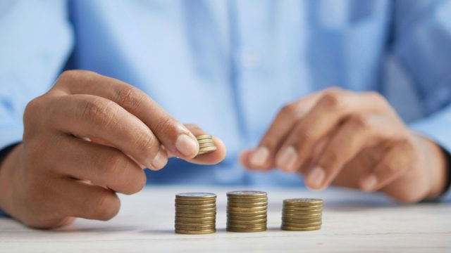 Τέλος ο 13ος και 14ος μισθός από τον Πιερρακάκη: «Η εποχή του “δωσ’ τα όλα” τελείωσε»