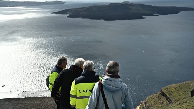 Εξελίξεις με τους σεισμούς στη Σαντορίνη: Τι βρήκαν στον βυθό της Καλδέρας – Οι λίμνες, οι καμινάδες και τα πετρώματα