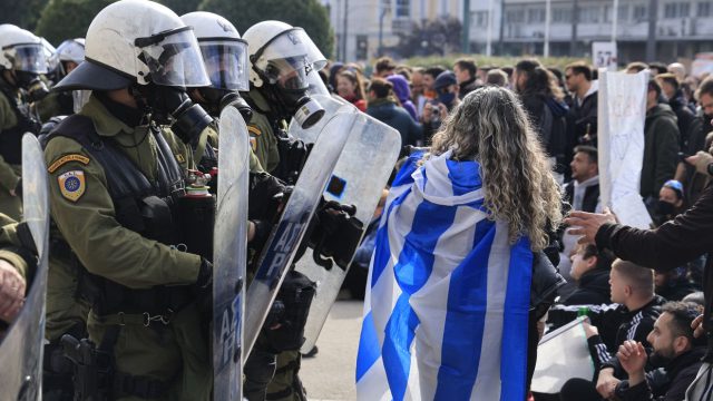 Συλλαλητήριο για τα Τέμπη: Για κακούργημα διώκονται οι συλληφθέντες για τα επεισόδια – Στο αυτόφωρο τα μέλη του Ρουβίκωνα