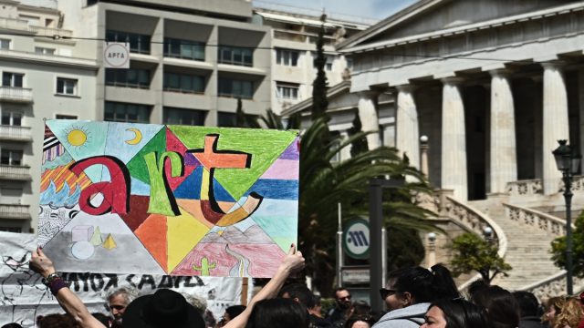 Ένταση και χημικά στο πανεκπαιδευτικό συλλαλητήριο στο κέντρο της Αθήνας