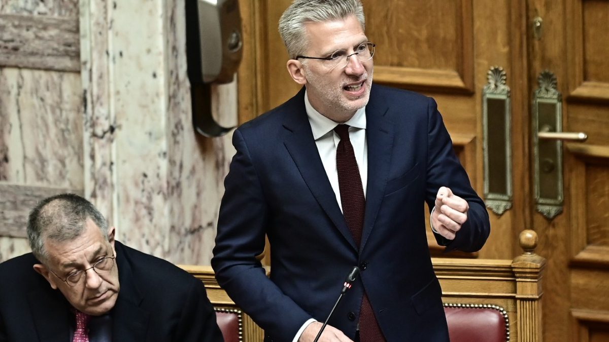 «Μαλλιά κουβάρια» στη Βουλή: «Εγώ δεν θα καθόμουν με Τσίπρα στο ίδιο τραπέζι το βράδυ εκείνο στο Μάτι»