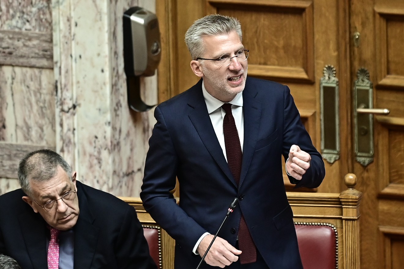 «Μαλλιά κουβάρια» στη Βουλή: «Εγώ δεν θα καθόμουν με Τσίπρα στο ίδιο τραπέζι το βράδυ εκείνο στο Μάτι»