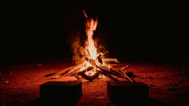 «Στάχτη και Μπούλμπερη»: Τι σημαίνει η φράση και από πού προέρχεται;