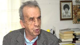 «Στο τζάμι… μία παλάμη κολλημένη στο παράθυρο»: Ανατριχιάζουν τα λόγια του 86χρονου επιζώντα από το πολύνεκρο σιδηροδρομικό δυστύχημα στο Δερβένι