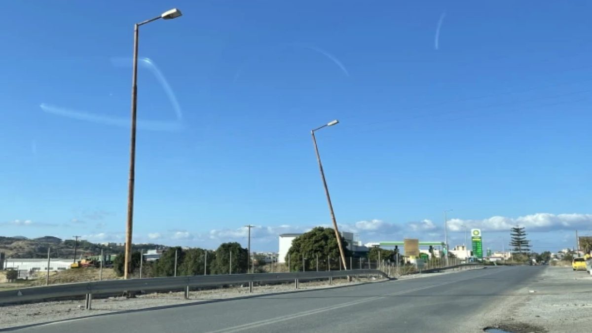 Εικόνα – αίσχος στο Ηράκλειο: Πυλώνας φωτισμού σε κεντρικότατο δρόμο ταχείας κυκλοφορίας