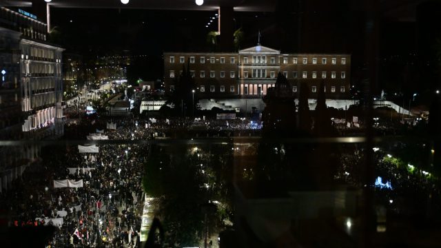Μαζικές και πάλι οι συγκεντρώσεις για τα Τέμπη σε Αθήνα και Θεσσαλονίκη – Τα επεισόδια και οι συλλήψεις