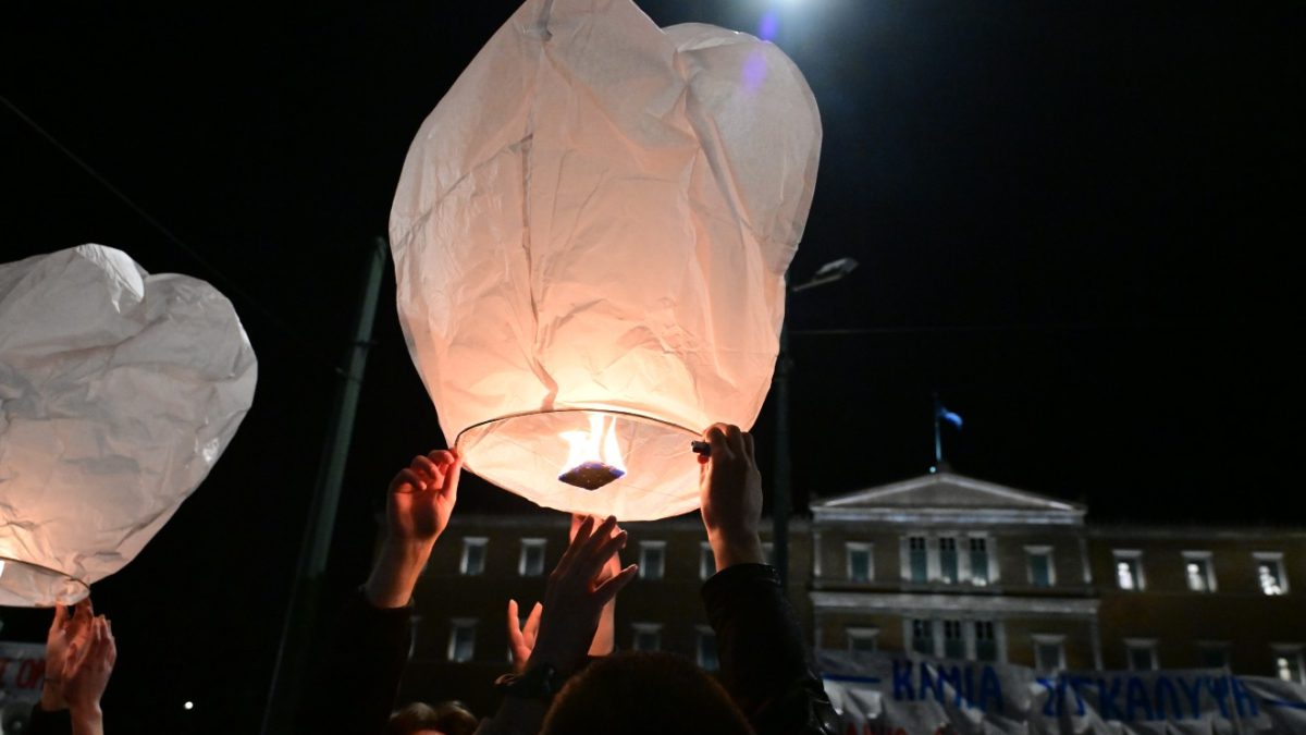 Τέμπη: Ενός λεπτού σιγή για τους 57 νεκρούς και φαναράκια μνήμης στον ουρανό έξω από τη Βουλή (photos)