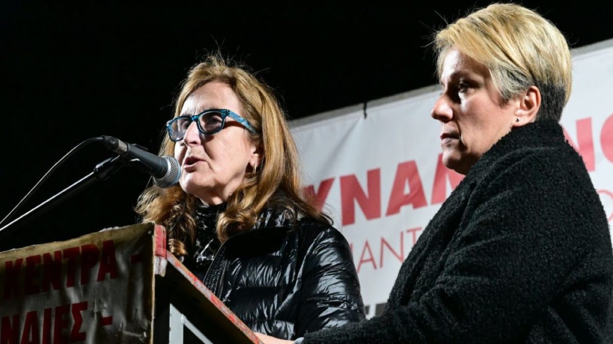 «Μας δίνετε δύναμη να φτάσουμε μέχρι τέλους»: Συγκλονίζουν οι μητέρες των θυμάτων στο συλλαλητήριο για τα Τέμπη