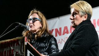 «Μας δίνετε δύναμη να φτάσουμε μέχρι τέλους»: Συγκλονίζουν οι μητέρες των θυμάτων στο συλλαλητήριο για τα Τέμπη