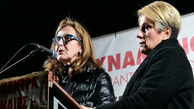 «Μας δίνετε δύναμη να φτάσουμε μέχρι τέλους»: Συγκλονίζουν οι μητέρες των θυμάτων στο συλλαλητήριο για τα Τέμπη