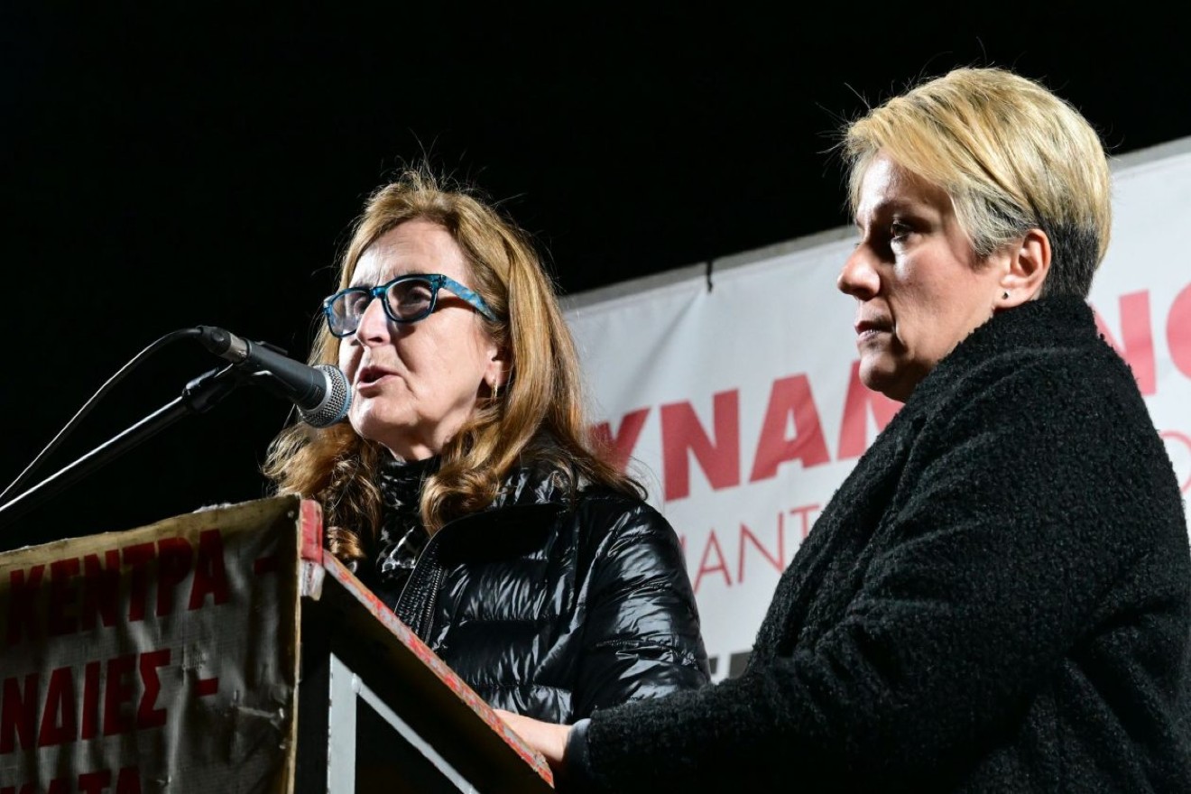«Μας δίνετε δύναμη να φτάσουμε μέχρι τέλους»: Συγκλονίζουν οι μητέρες των θυμάτων στο συλλαλητήριο για τα Τέμπη