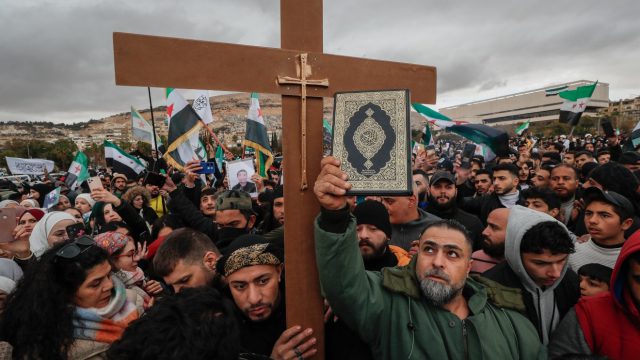 Συρία: Εθνοκάθαρση Χριστιανών και άλλων μειονοτήτων – Γυναίκες «παρέλασαν» γυμνές πριν δολοφονηθούν