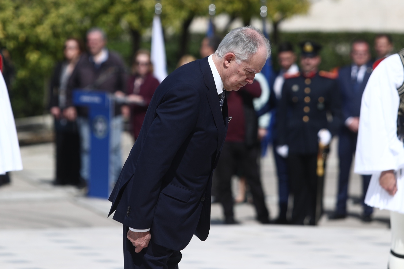 Κωνσταντίνος Τασούλας: Η κατάθεση στεφάνου από τον νέο Πρόεδρο της Δημοκρατίας στον Άγνωστο Στρατιώτη