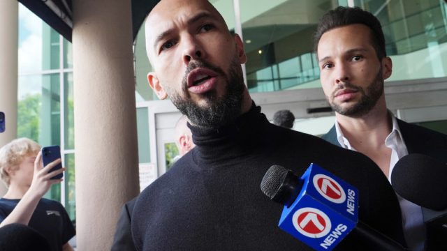 Στα «σχοινιά» τα αδέλφια Τέιτ: Νέα ποινική έρευνα για βιασμούς και εμπορία ανθρώπων