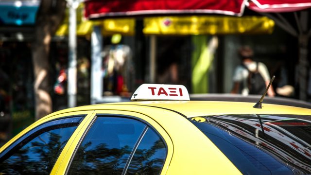 Δύο οι νεκροί του τροχαίου στην Πειραιώς – Κατέληξε και η 61χρονη επιβάτιδα του ταξί που έπεσε σε κολώνα