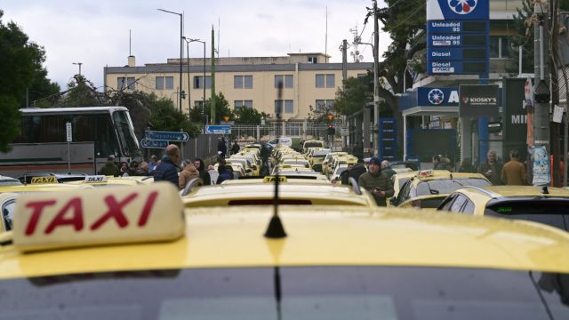 Τροχαίο στο Περιστέρι: Βίντεο ντοκουμέντο από τη σφοδρή σύγκρουση με θύμα οδηγό ταξί – Υπό την επήρεια αλκοόλ η 22χρονη οδηγός ΙΧ