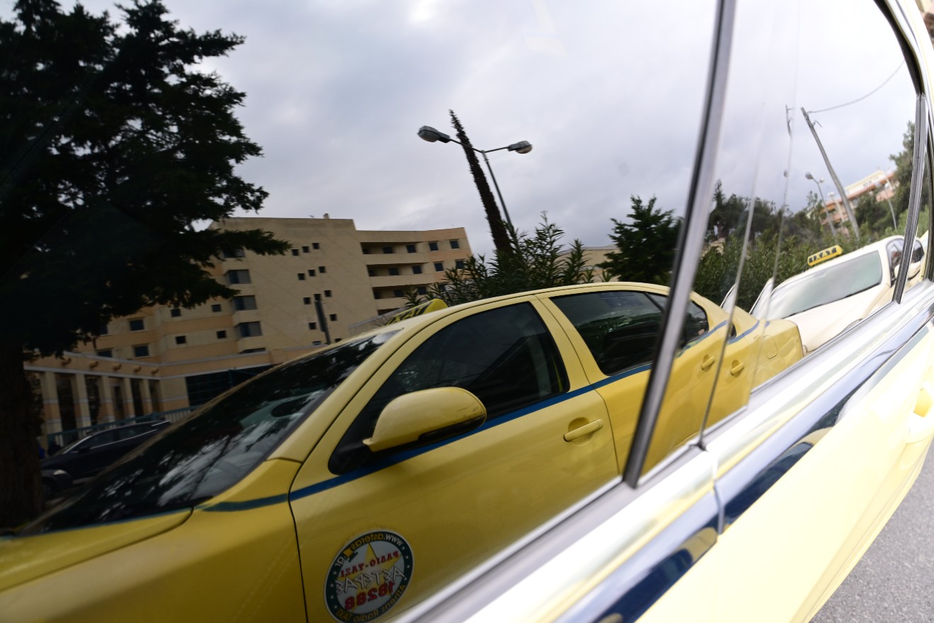 Τραγικό τροχαίο στο Περιστέρι: Σύγκρουση με νεκρό οδηγό ταξί και τρεις τραυματίες