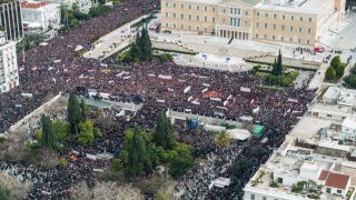 Μια θάλασσα οργής για τα Τέμπη: Τελικά πόσοι άνθρωποι βρέθηκαν στο Σύνταγμα