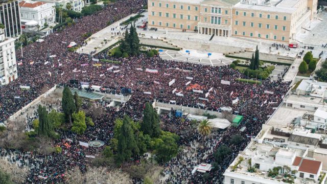 Μια θάλασσα οργής για τα Τέμπη: Τελικά πόσοι άνθρωποι βρέθηκαν στο Σύνταγμα