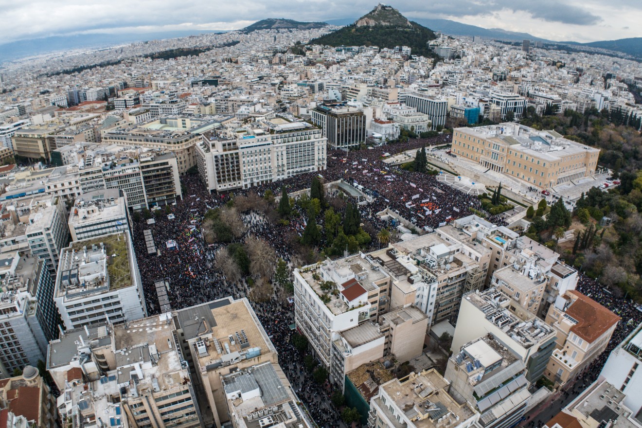 Η 28η Φεβρουαρίου 2025 έμεινε στην ιστορία: Ξεπέρασαν κάθε προηγούμενο οι συγκεντρώσεις για τα Τέμπη – Η αντίδραση της κυβέρνησης και το σενάριο εκλογών
