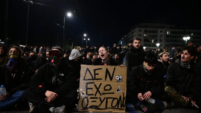 Σοβαρά επεισόδια σε Αθήνα και Θεσσαλονίκη: Μολότοφ, φωτιές, ξύλο και χημικά μετά τις συγκεντρώσεις για τα Τέμπη