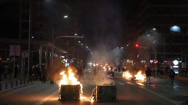 Τέμπη: Επεισόδια σε Σύνταγμα και Θεσσαλονίκη μετά το συλλαλητήριο – Πετροπόλεμος και χημικά