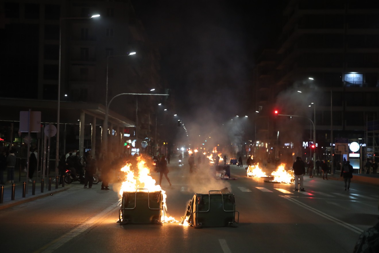 Τέμπη: Επεισόδια σε Σύνταγμα και Θεσσαλονίκη μετά το συλλαλητήριο – Πετροπόλεμος και χημικά