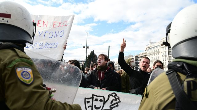 «Οι γονείς έφαγαν ξύλο και δακρυγόνα στο συλλαλητήριο»: Οι συγγενείς των θυμάτων των Τεμπών καταγγέλλουν – Η ανακοίνωση της ΕΛΑΣ