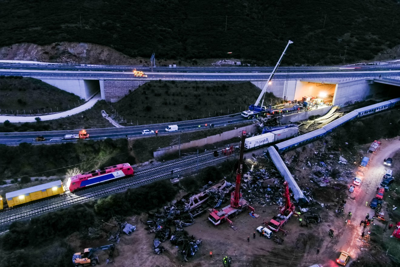 Τραγωδία στα Τέμπη: Ο γρίφος της φονικής έκρηξης παραμένει – «Όταν ο γερανός σήκωσε το καμένο βαγόνι…»