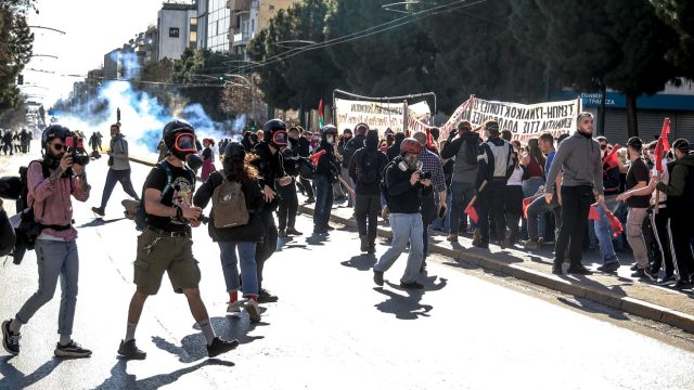 Εικόνες ντροπής: Διέλυσαν με χημικά και κρότου λάμψης τη φεμινιστική πορεία λίγο πριν φτάσει στην Hellenic Train