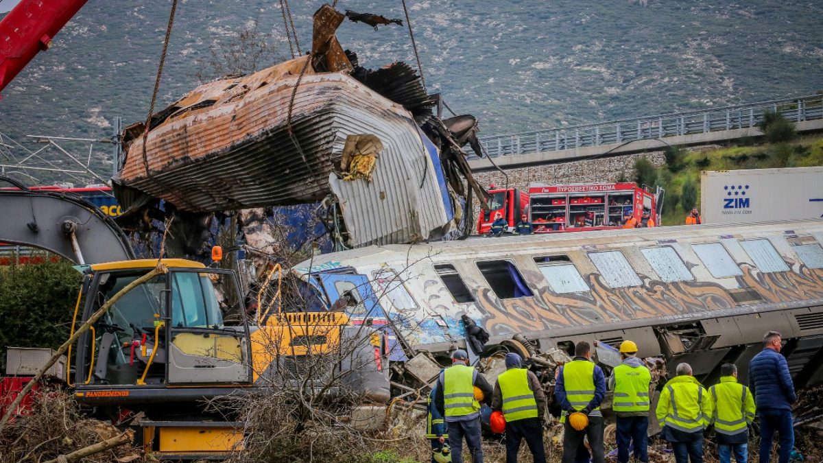 Τραγωδία στα Τέμπη: Η 717 «φαγώθηκε» αλλά το κονδύλι… βγήκε άμεσα για το μπάζωμα