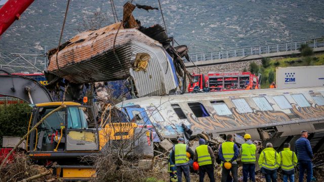 Τραγωδία στα Τέμπη: Η 717 «φαγώθηκε» αλλά το κονδύλι… βγήκε άμεσα για το μπάζωμα